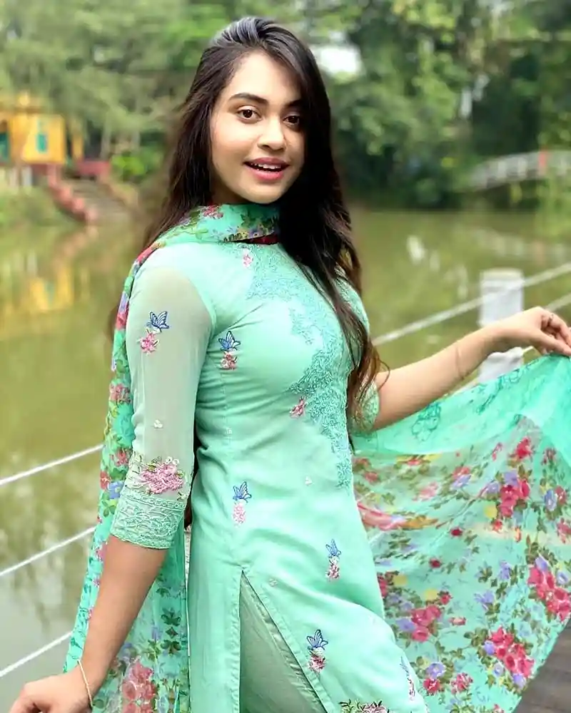 মেয়েদের রোমান্টিক পিক